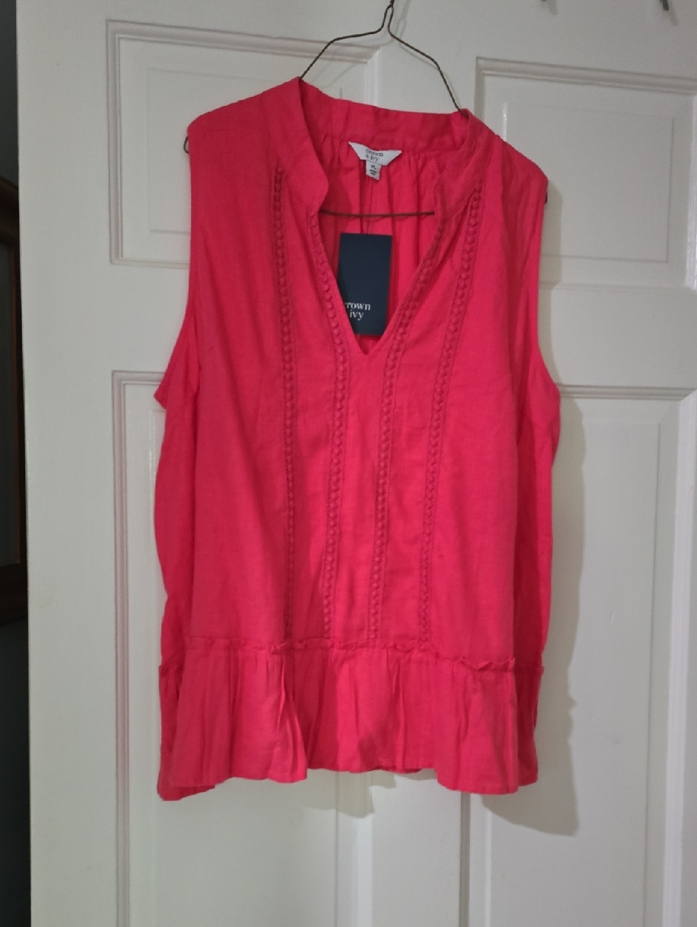 crown & ivy Sleeveless V-Neck Peplum Camisole in Hot Pink